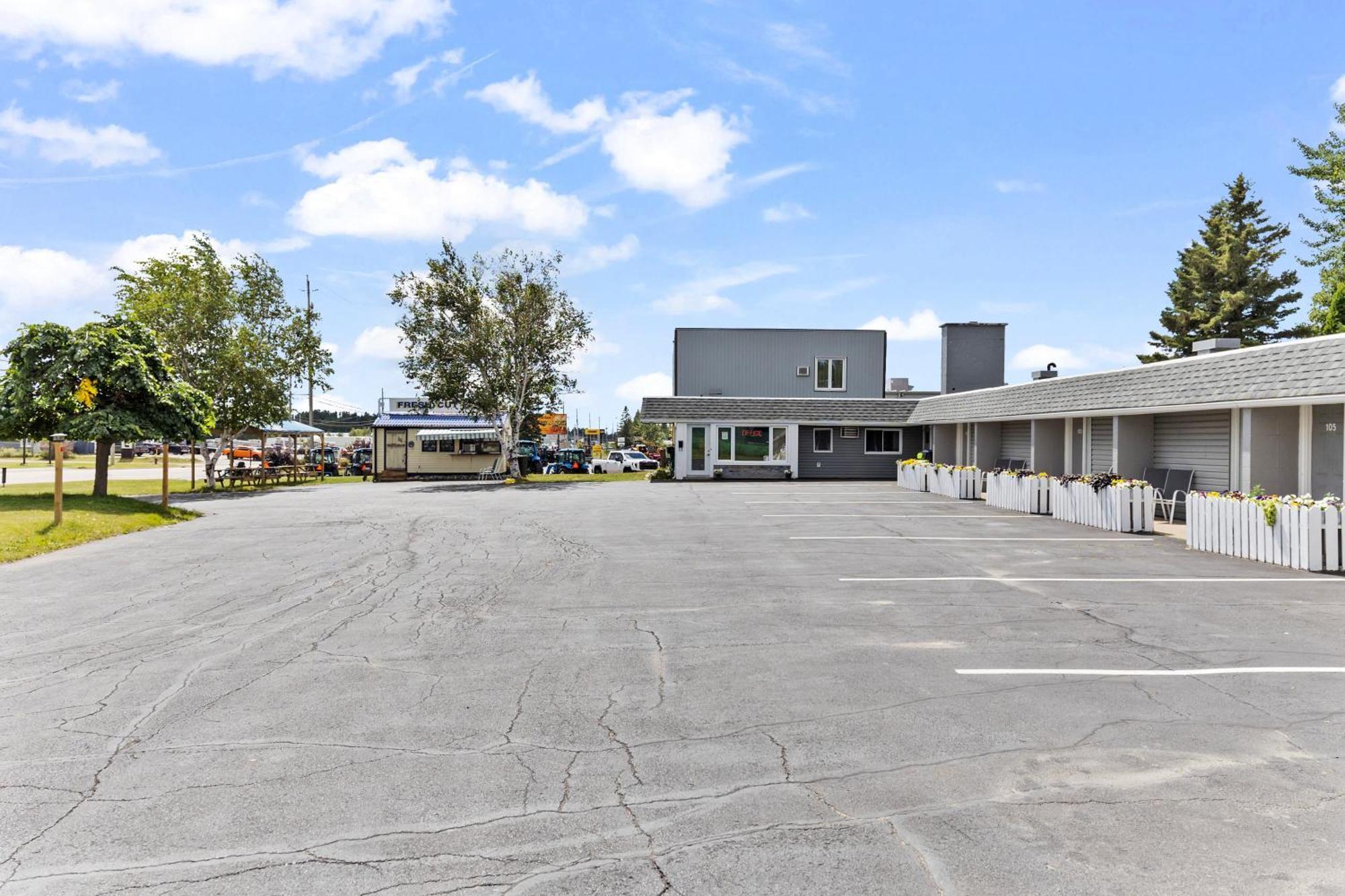 סאולט סאינטה מארי Ambassador Motel מראה חיצוני תמונה